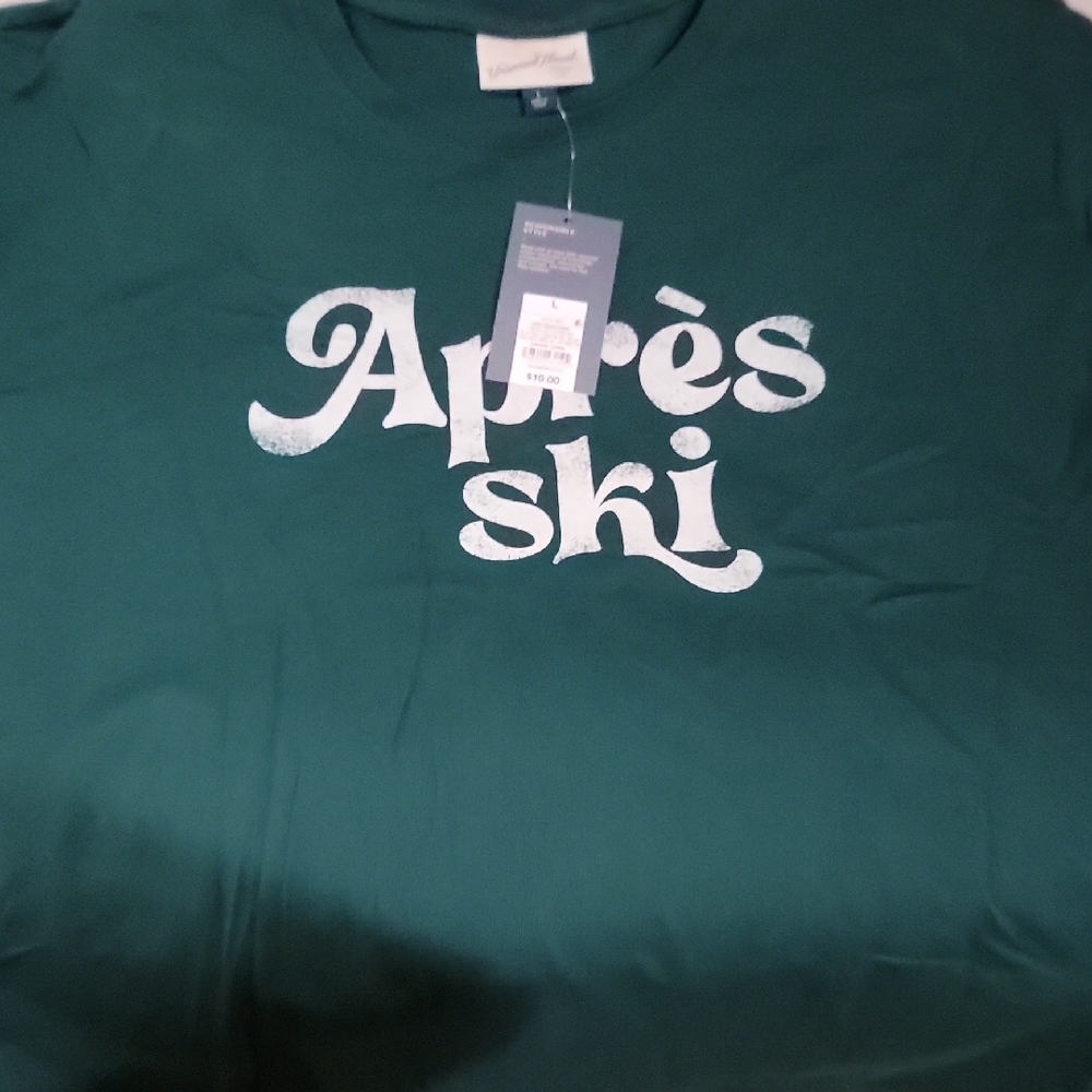 Universal Thread Green Après Ski Tee